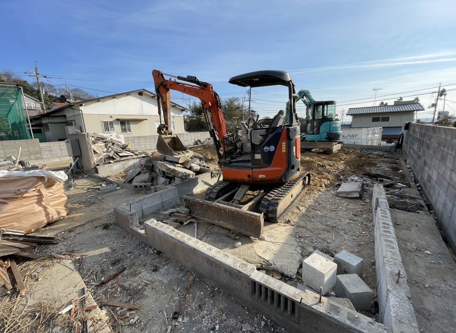 基礎解体をしている様子