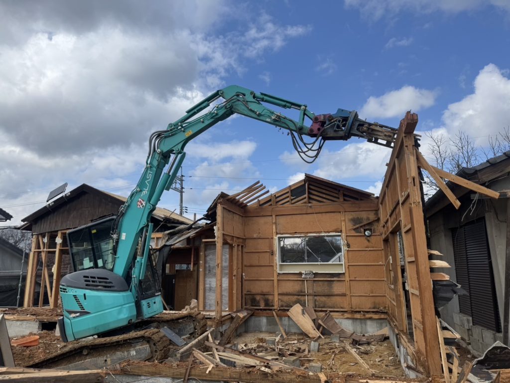 木造の住宅を解体している画像