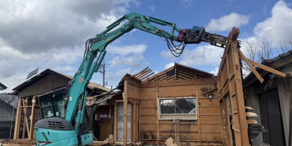 木造の住宅を解体している画像