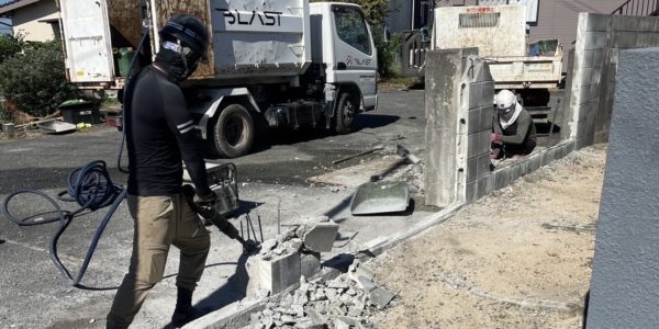 ブロック塀を撤去する画像