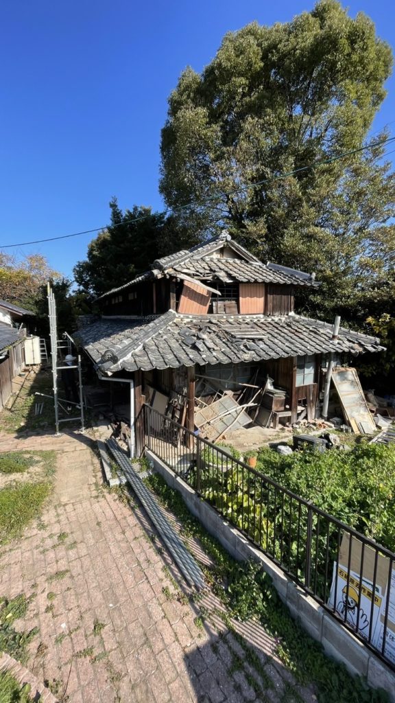 建物が半壊している画像