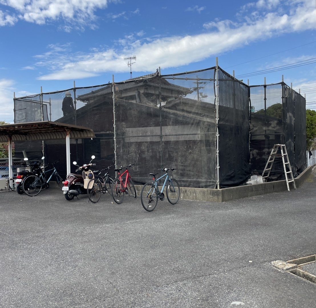 解体工事前の足場工事