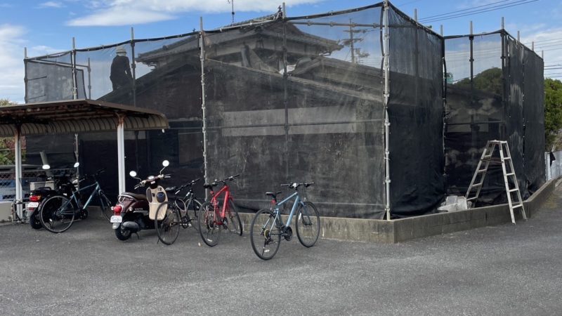 解体工事前の足場工事