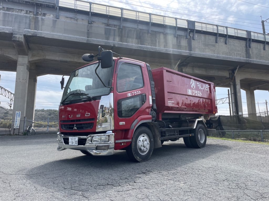 ブラストの赤いトラック