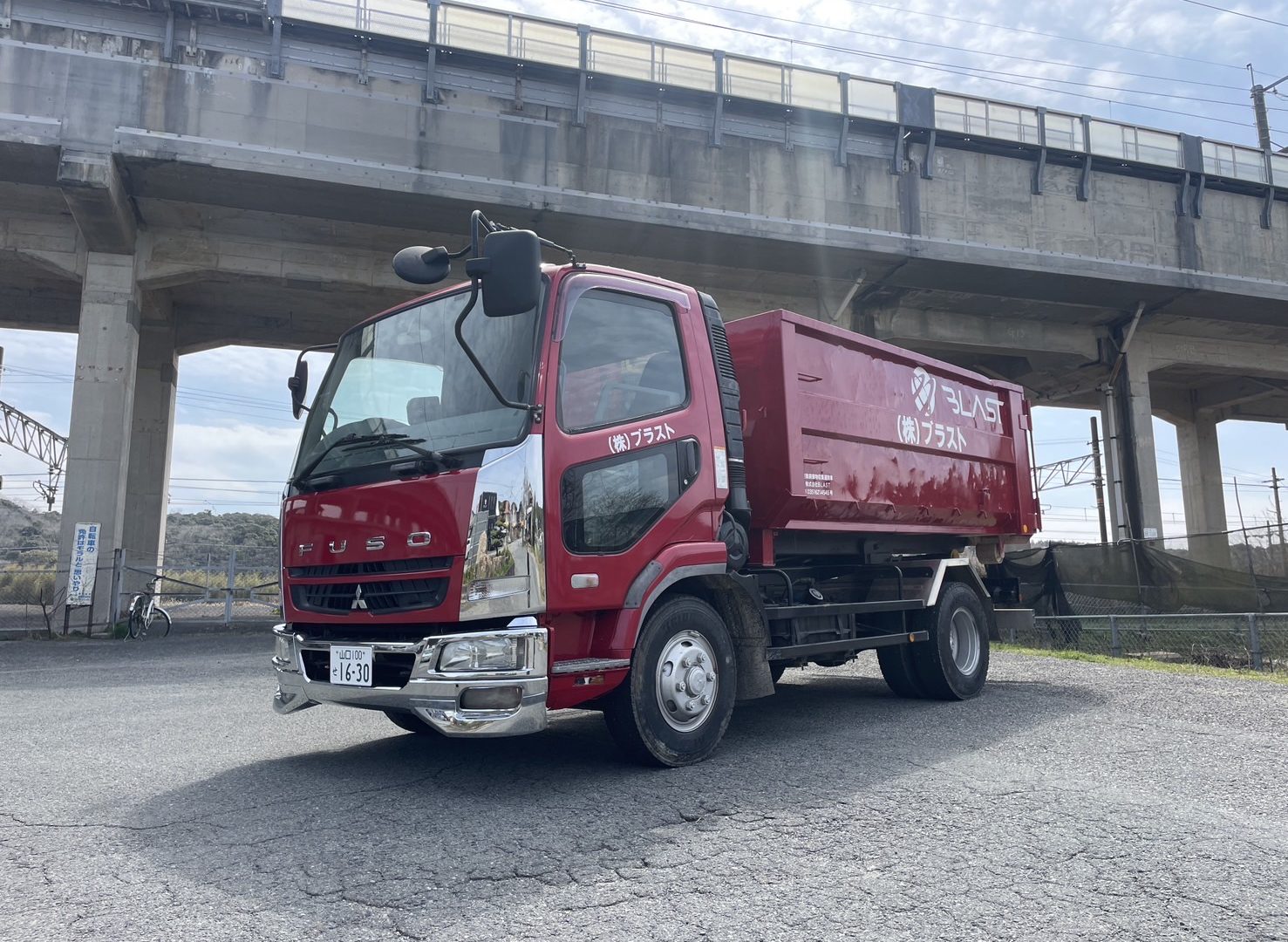 ブラストの赤いトラック