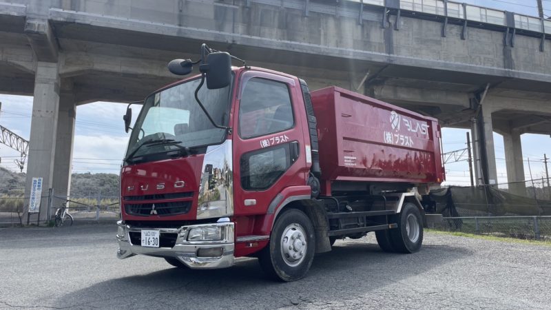 ブラストの赤いトラック